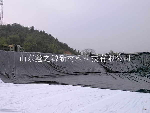 糙面養(yǎng)殖防滲膜鋪設(shè)過(guò)程中有哪些注意事項(xiàng)？