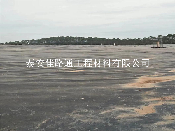 沼氣池黑膜運(yùn)輸“三字訣”：穩(wěn)、護(hù)、查